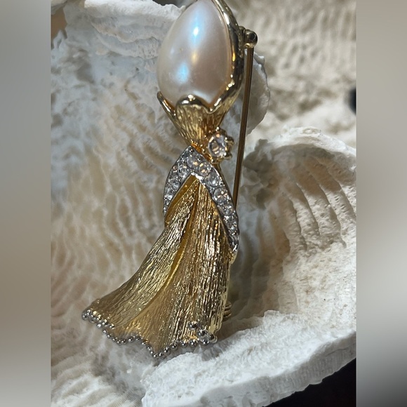 Vintage Elegant Faux Pearl and Gold-tone Brooch Signed C Puccini - Picture 5 of 8